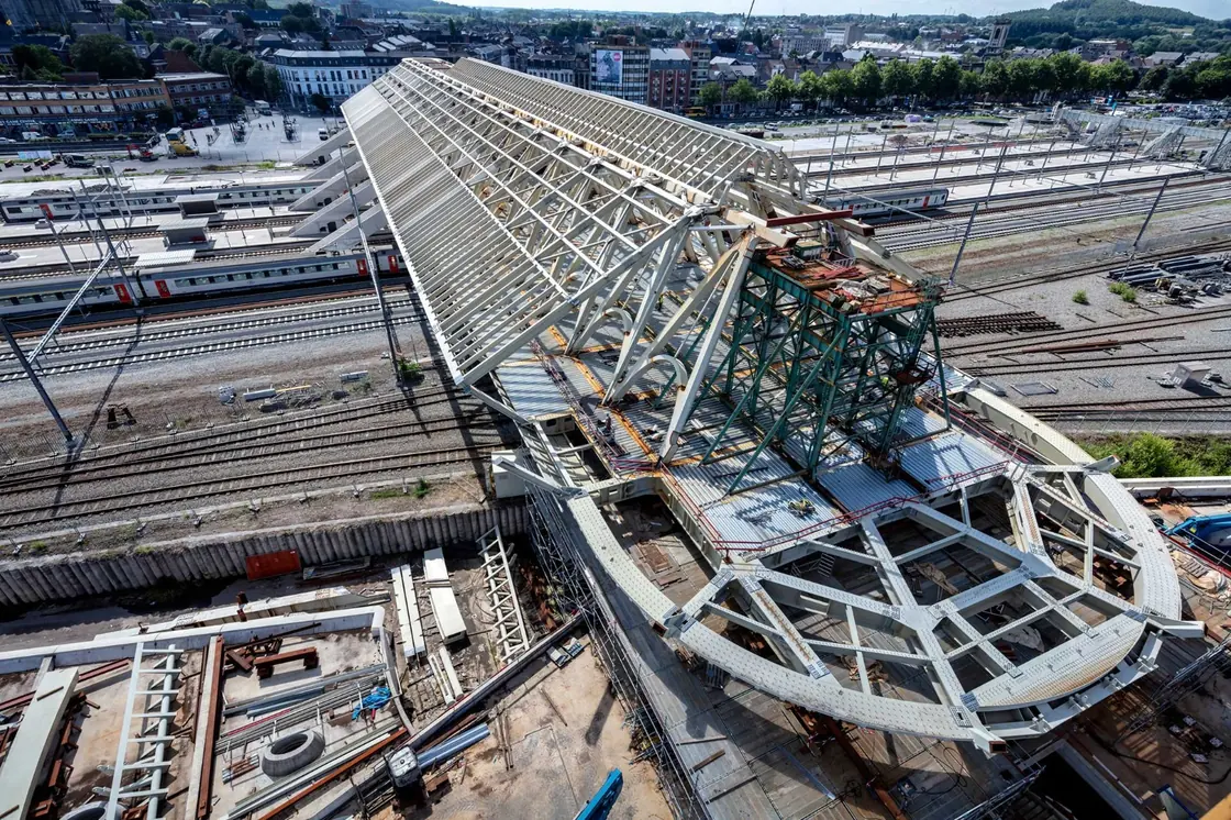 Gare de Mons istasyonunda demiryolu üzerinde ilerleyen çelik çatı montajının havadan görünümü